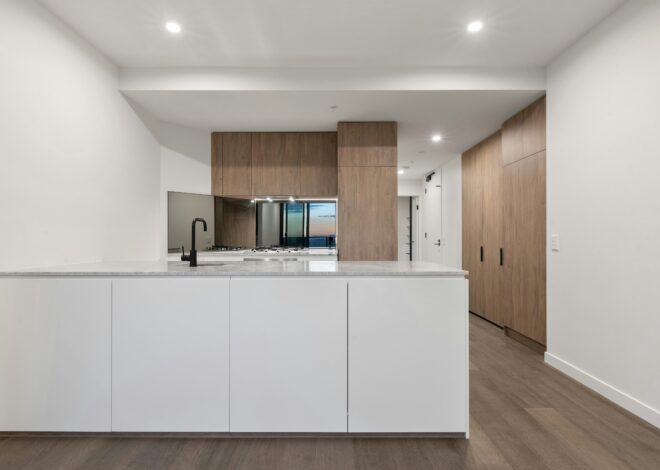 The Organised Pantry: Moving Past Plastic Containers to a Sophisticated Glass and Wood Aesthetic
