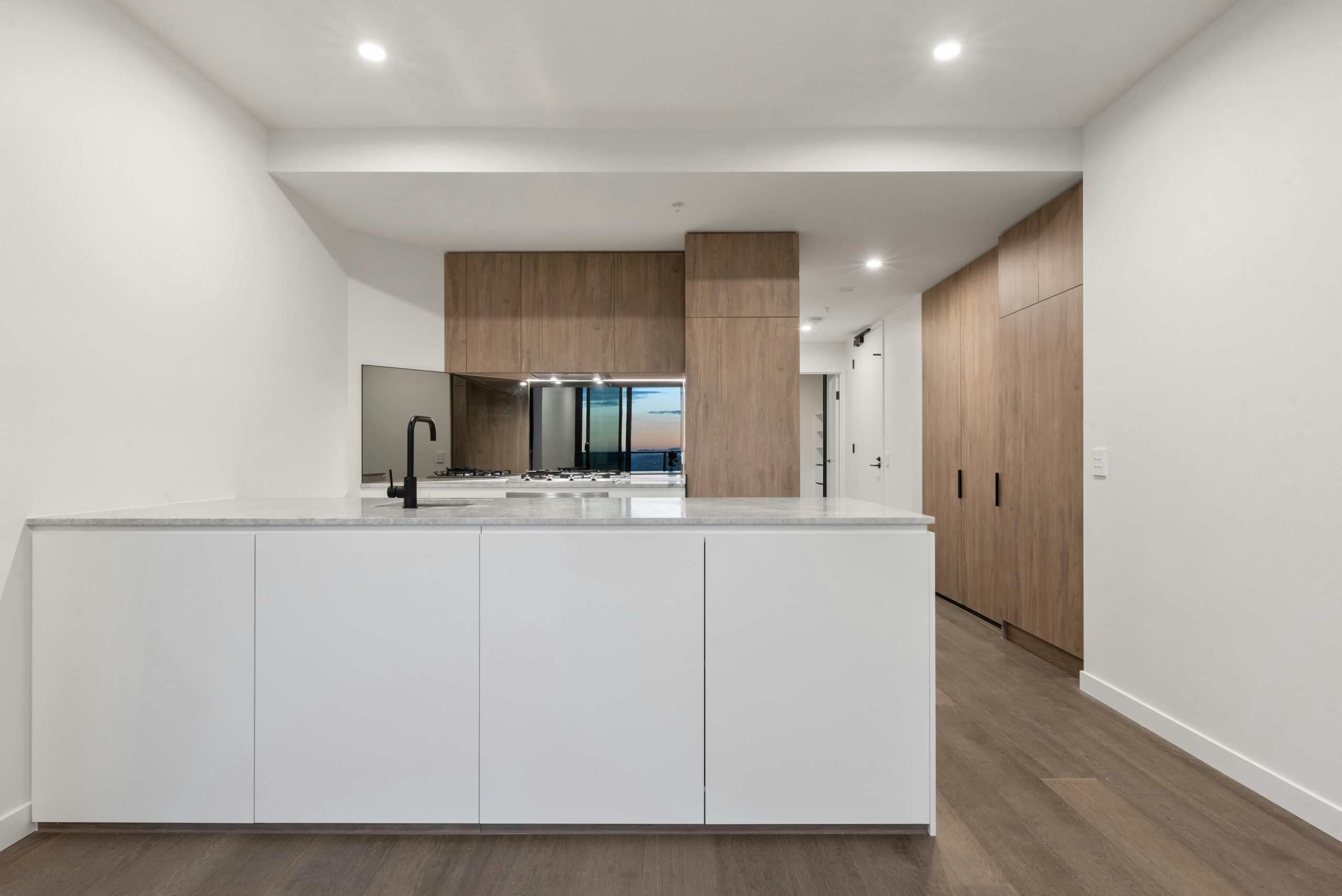 The Organised Pantry: Moving Past Plastic Containers to a Sophisticated Glass and Wood Aesthetic